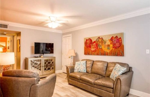 Virginia Beach Condominio | 1 block from the beach