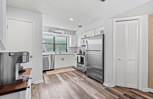 Jacksonville Beach Casa | 1 Block to Beach: Palm Paradise, A Coastal Oasis