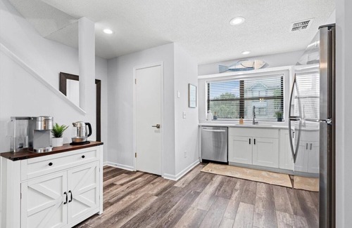 Jacksonville Beach Casa | 1 Block to Beach: Palm Paradise, A Coastal Oasis