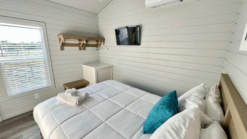 Crystal Beach Casa | 1 Block to Beach -Brand New Modern Tiny Home