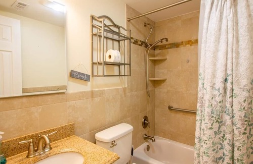 Admiral Estates Condominio | 1 Block to Beach, Cape Roc Condo with Pool