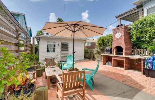 Galveston Casa | 1 Block to Beach Galveston Coastal Cottage
