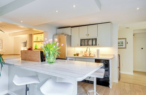 Lynn Apartamento | 1 Block to Beach: Pet-Friendly Apt w/ Yard in Lynn