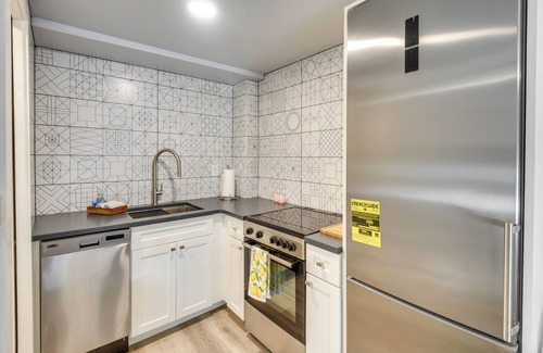 Rogers Seabreeze Apartamento | 1 Block to Daytona Beach: Modern Studio