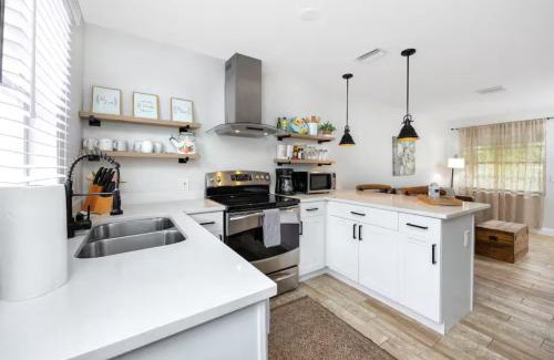 New Port Richey Casa | 1 Block to Downtown - 7 min to beach - King bed & Free parking