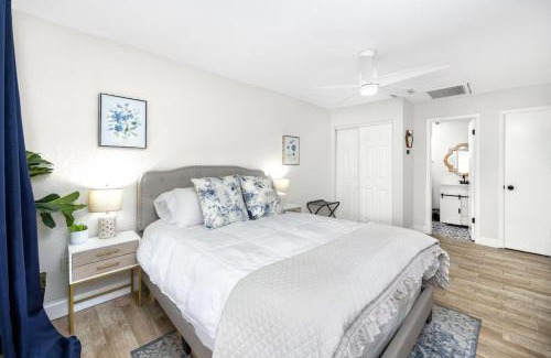 New Port Richey Casa | 1 Block to Downtown - 7 min to beach - King bed & Free parking