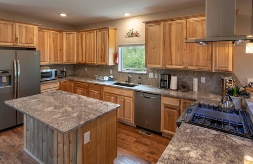 Grand Lake Cabina | 1 Block to Downtown 5BR Sleeps16 Sauna Theater/Game Room View Steps to Grand Ave