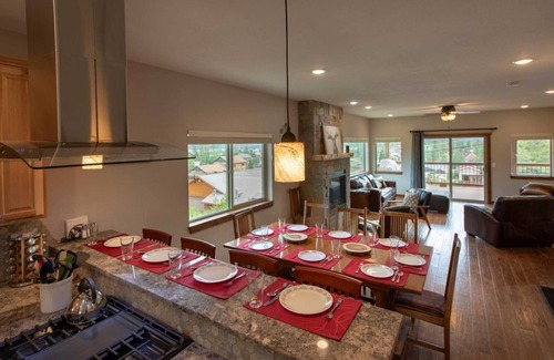 Grand Lake Cabina | 1 Block to Downtown 5BR Sleeps16 Sauna Theater/Game Room View Steps to Grand Ave