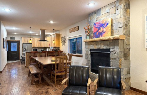 Grand Lake Cabina | 1 Block to Downtown 5BR Sleeps16 Sauna Theater/Game Room View Steps to Grand Ave