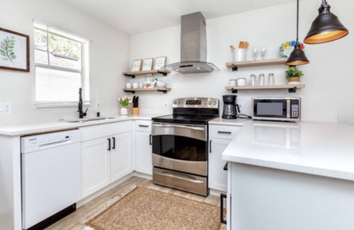New Port Richey Casa | 1 block to dwnt/7min beach/king bed/Free parking