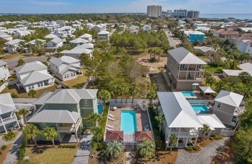 Emerald Waters Village Casa | 1 block to PRIVATE deeded beach!!! Spacious 3 bedroom.3.5 bath - Gated Community