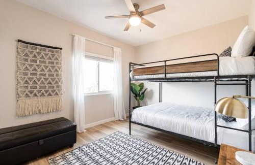 Ocean Beach Apartamento | 1 Block to Sand Stylish 3BR Contemporary Home