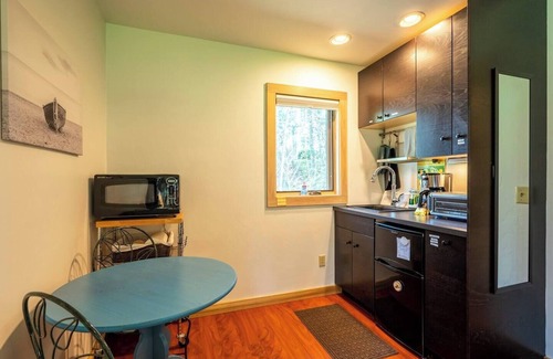 Ephraim Cabaña | 1 Block to Sunsets | Studio w/ Kitchenette