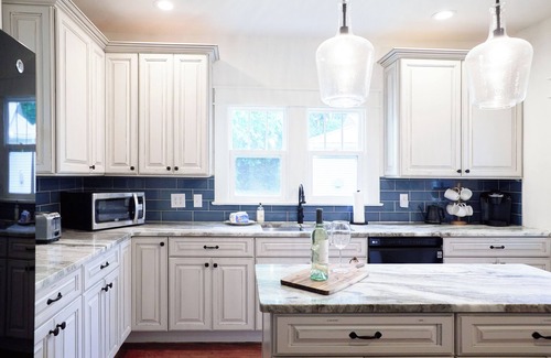 Bloomington Casa | 🔴⚪️ 1 Block to Tailgate Fields 🔴⚪️ Hot Tub Fire Pit - Private Yard - Grill