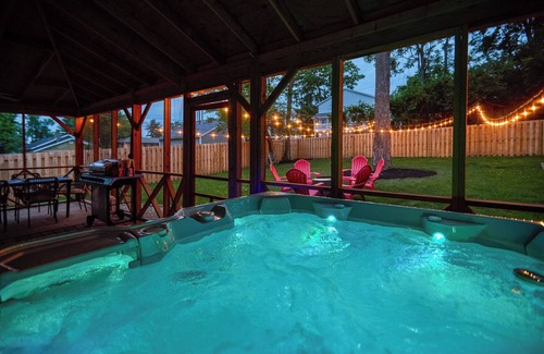 Bloomington Casa | 🔴⚪️ 1 Block to Tailgate Fields 🔴⚪️ Hot Tub Fire Pit - Private Yard - Grill