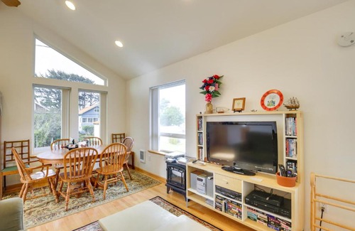 Rockaway Beach Casa | 1 Block to Twin Rocks Beach Pet-Friendly Cottage