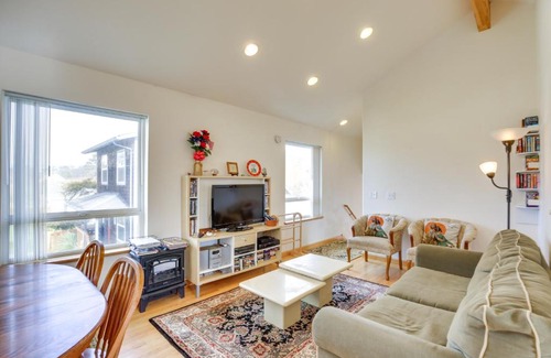 Rockaway Beach Casa | 1 Block to Twin Rocks Beach Pet-Friendly Cottage