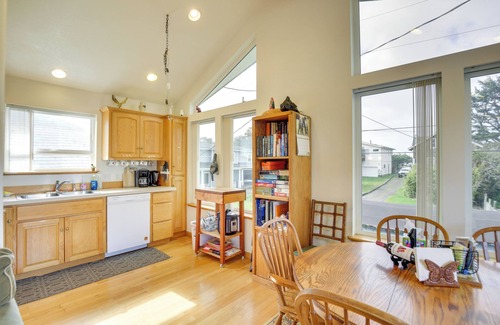 Rockaway Beach Cabaña | 1 Block to Twin Rocks Beach: Pet-Friendly Cottage