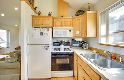 Rockaway Beach Cabaña | 1 Block to Twin Rocks Beach: Pet-Friendly Cottage