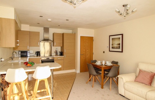 Southbourne Cabaña | 1 BLUE WATERS, country holiday cottage, with a garden in Southbourne