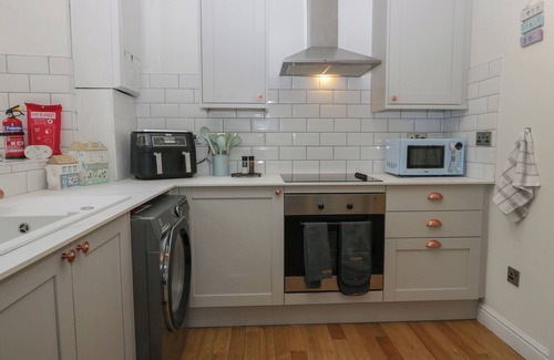 Allithwaite Cabaña | 1 BOARBANK FARM, family friendly, with a garden in Cartmel