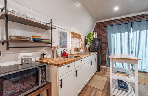 West Jefferson Cabaña | 1 BR / 1 BA - Walk to the park, restaurants, breweries & shops in town!