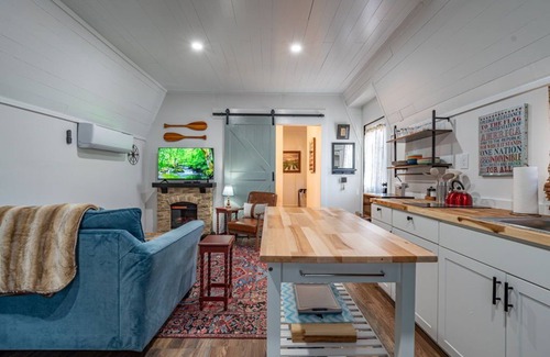 West Jefferson Cabaña | 1 BR / 1 BA - Walk to the park, restaurants, breweries & shops in town!