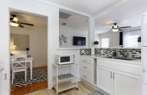 Midtown Casa | 1 BR/1BA Downtown, Riverwalk, Golf, Zoo & Pearl