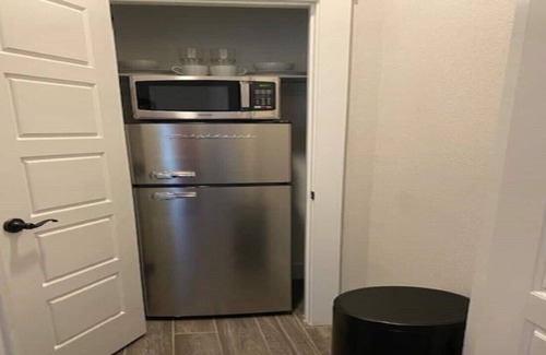 Bentonville Apartamento | 1 BR,1BA room with private entrance $25 cleaning fee!