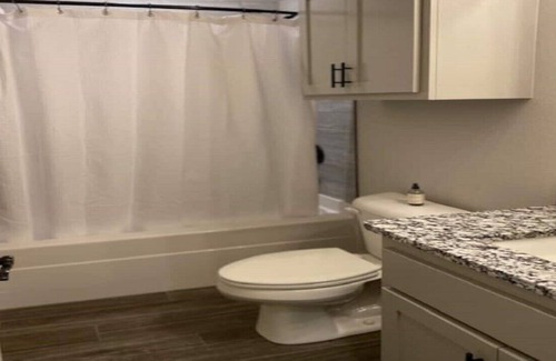 Bentonville Apartamento | 1 BR,1BA room with private entrance $25 cleaning fee!