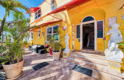 South Lake Apartamento | 1 BR Beach Suites Steps from the Sand & Prime Location with Chairs/Bikes/Hot tub