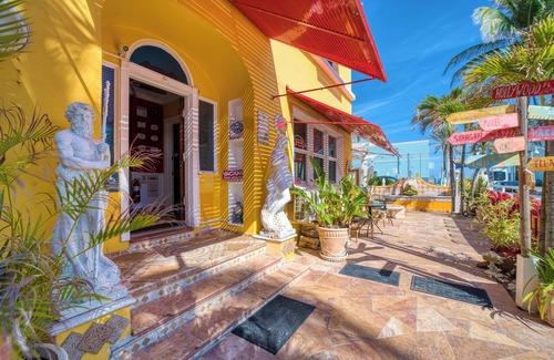 South Lake Apartamento | 1 BR Beach Suites Steps from the Sand & Prime Location with Chairs/Bikes/Hot tub