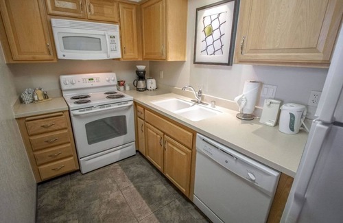 Historic Tennis Club Condominio | 1-BR Condo near Palm Canyon Drive | Pools + Spa
