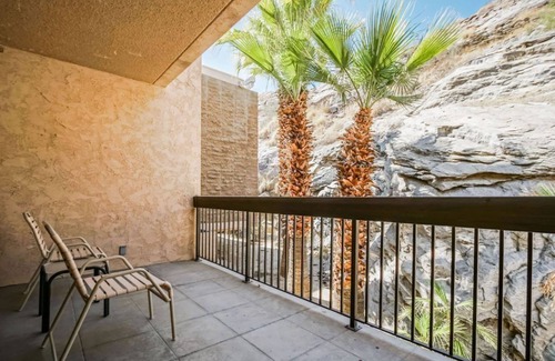 Historic Tennis Club Condominio | 1-BR Condo near Palm Canyon Drive | Pools + Spa