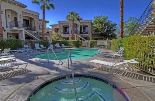Village Apartamento | 1 BR Condo Pool Hot Tub Sleeps 4 Views