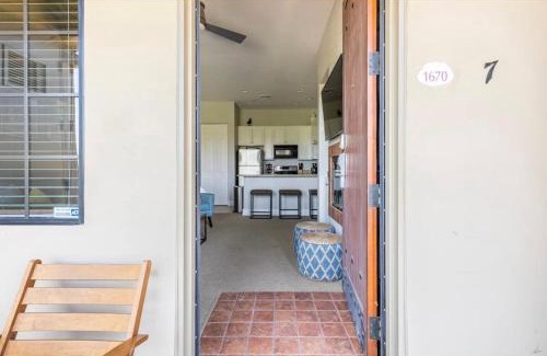 Village Apartamento | 1 BR Condo Pool Hot Tub Sleeps 4 Views