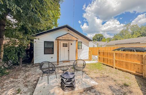 Evansville Casa | 1 BR Fire Pit BBQ Retreat