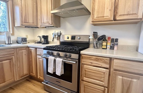 Bar Harbor Casa | 1 BR Home in Quiet Wooded Area in BH! [Art Studio]