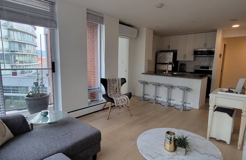 Crosstown Apartamento | 1 BR in the Heart of Downtown: Parking, Pool & Gym . Property #22-157614
