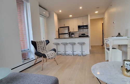 Crosstown Apartamento | 1 BR in the Heart of Downtown: Parking, Pool & Gym . Property #22-157614
