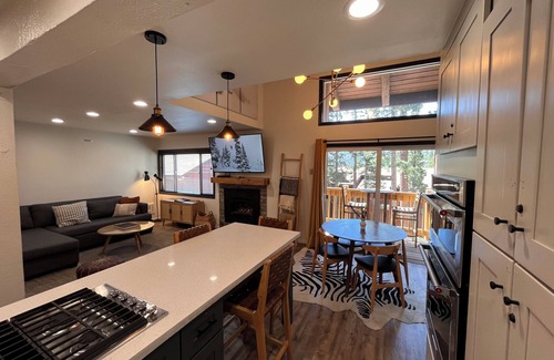 Mammoth Lakes Condominio | 1 BR + Loft Cozy Mtn Condo with Pool and Jacuzzis