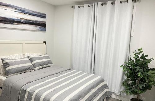 Southwest Edmonton Apartamento | 1-BR Suite with Private entrance near Restaurants, Shops, Local Amenities