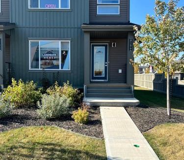 Southwest Edmonton Apartamento | 1-BR Suite with Private entrance near Restaurants, Shops, Local Amenities
