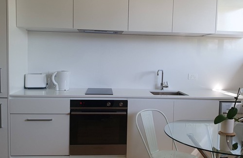 Glebe Apartamento | 1 BR unit with leafy outlook & dedicated workspace
