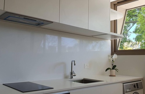 Glebe Apartamento | 1 BR unit with leafy outlook & dedicated workspace