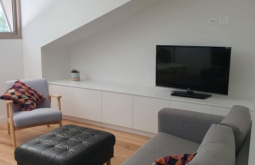 Glebe Apartamento | 1 BR unit with leafy outlook & dedicated workspace