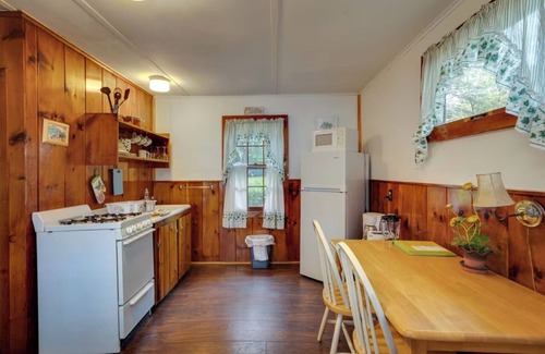 Lake Luzerne-Hadley Cabaña | 1 BR Waterfront Cottage con puestas de sol de montaña