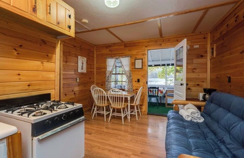 Lake Luzerne-Hadley Cabaña | 1 BR Waterfront Cottage con puestas de sol de montaña
