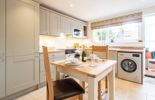 Woodbridge Cabaña | 1 Chantry Cottage - sleeps 3 guests in 2 bedrooms