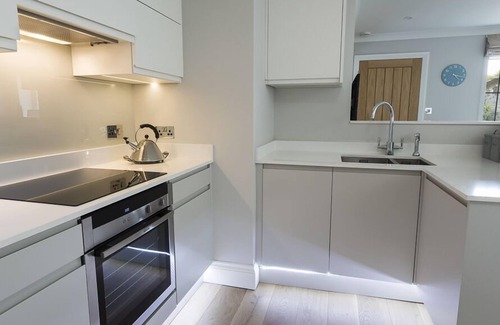 Bugford Cabaña | 1 Coachman's Cottage, Hillfield Village, DARTMOUTH